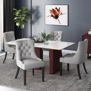 Jedálenské stoličky v neutrálnej farbe dokážu ozvláštniť priestor a dodať mu elegantný vzhľad.